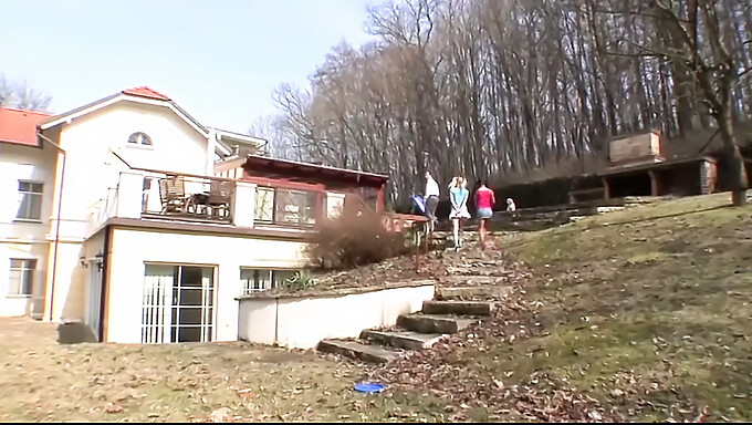 Deux jeunes adolescents explorent leurs désirs sauvages avec un homme plus âgé et expérimenté!