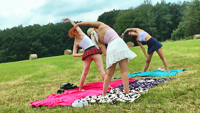 Yoga och gymnastik utomhus med heta brudar i skolflickuniformer