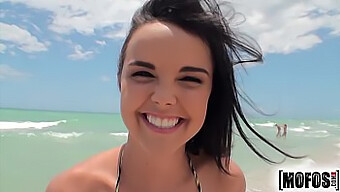 Teenager (18+) in bikini viene anale da Dillon Harper