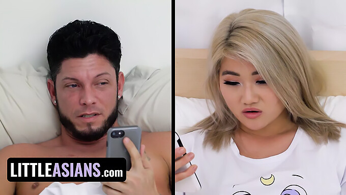 Sofia Su, ein süßes asiatisches Teenluder, erfüllt ihre versauten Fantasien mit einem Hardcore Fick ihrer feuchten und prallen Muschi durch einen großen Schwanz