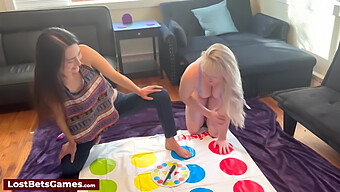 Permainan Lesbian Twister Dengan Spin Bogel Yang Kinky