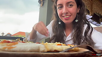 Bir genç, halka açık bir kafe POV'sinde yüzüne boşalmış pizza yiyor.