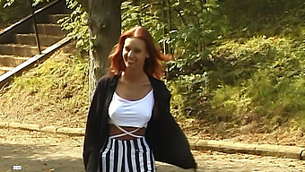 Une Jeune Fille Rousse Montre Sa Nouvelle Lingerie En Plein Air Et Atteint La Satisfaction