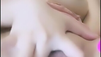 นางแบบลูกเบี้ยวจีนให้ Handjob ที่เย้ายวนและขี่ของเล่นในวิดีโอร้อนนี้