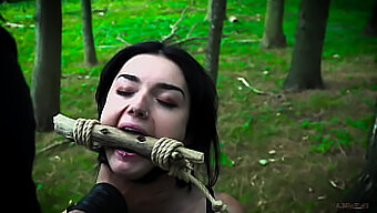 Sexy Submisivní Žena Dostává Hrubou Penetraci A Výprask V Bdsm Videu, Končící Polykáním Spermatu