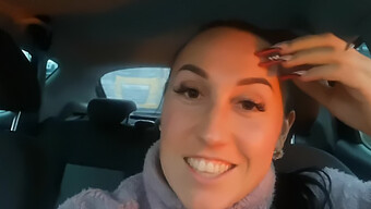 Ragazza Tedesca Si Diletta In Pubblico Durante La Sosta Autostradale