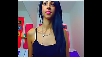 Atemberaubende Webcam-Darstellerin Nimmt Sich Analdildo Vor