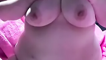 Maman Mature Adore Fouetter Et Jouer Avec Ses Gros Seins