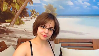 Une Beauté Jeune Et À Lunettes Montre Ses Gros Seins Naturels Sur Webcam