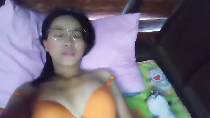 갈색 머리 MILF가 집에서 혼자 자위합니다