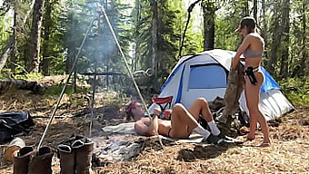 Un Couple Amateur Se Déshabille Dans La Nature Sauvage De L'Alaska Pour Leur Premier Voyage En Camping