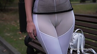 Regardez Une Milf Sexy En Tenue Transparente En Public