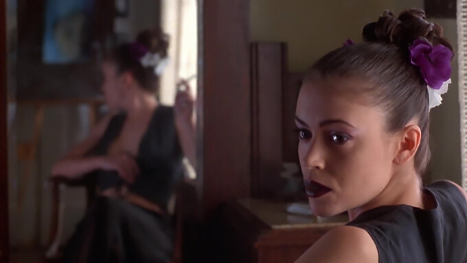 Ciuman sensual Alyssa Milano dalam Poison Ivy 2