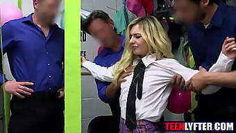 Una Joven Rubia Adolescente Es Follada Por Guardias De Seguridad Después De Robar