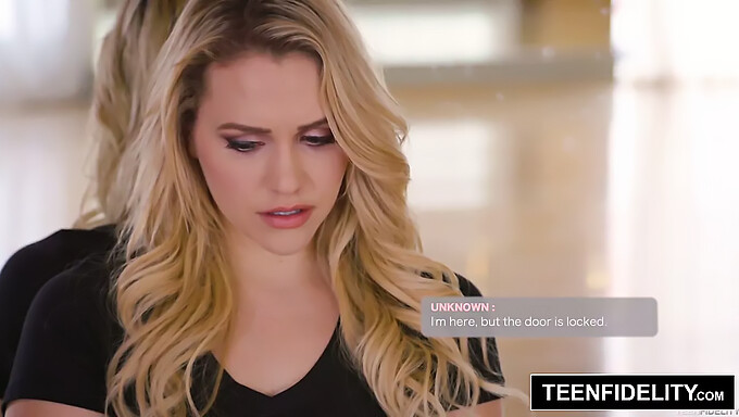 Mia Malkova menggunakan pemerasan untuk mendapatkan uang tunai dan cumshot dari bankir