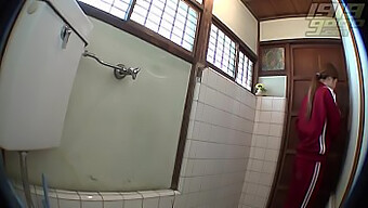 Het Plassen Van Tieners Is Vastgelegd Op De Toiletcamera In Hd