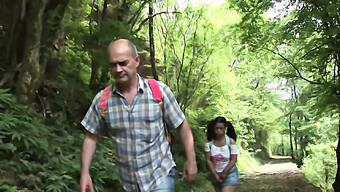 Beau-Père Emmène Une Jeune De 18 Ans Se Promener Dans Les Montagnes Et Lui Fait Une Fellation En Gorge Profonde