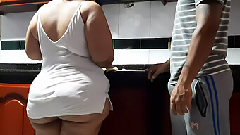 Una Milf Colombiana In Cucina Senza Mutandine, La Mamma Del Mio Migliore Amico