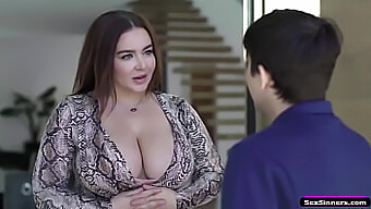 رجل يكافئ امرأة ناضجة ذات ثديين كبيرين بالجنس الفموي والمهبلي للتنمر عليه