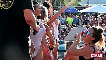 Festa Selvagem Na Piscina Com Amadores Exibicionistas Mostrando Seus Corpos Sexy E Seios Grandes