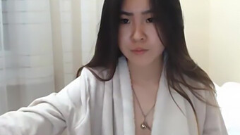 Kuuma Korean Babe Tuottaa Maitoa Ravista Kameran