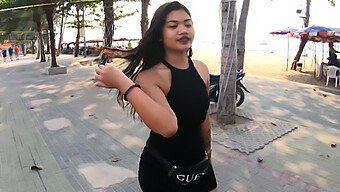 Une Adolescente Thaïlandaise Avec Un Gros Cul Se Fait Baiser Par Un Touriste Avec Une Grosse Bite