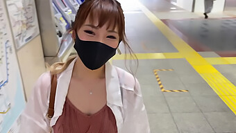 Zierliches Japanisches Girl Mit F-Körbchenbrüsten Bekommt Blowjob