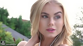 Prachtige blonde babe neemt een enorme penis op in HD-video