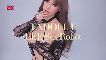 Exdoll'S Cyberfushion U-Lee، یک ربات جنسی سیلیکونی با سینه های نرم و باسنی بزرگ، لذت نهایی را تجربه می کند.