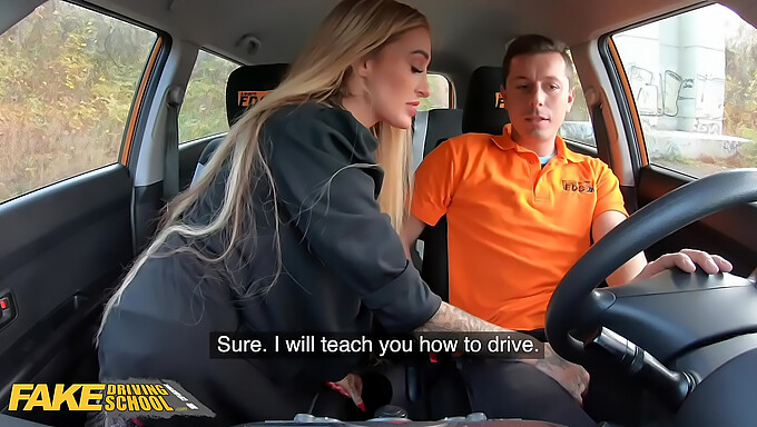 Забавен урок по дълбоко гърло с Дейзи Лий във видео на FakeDrivingSchool