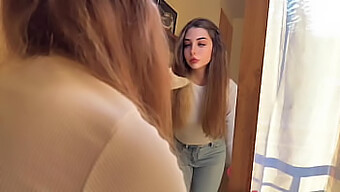 Tânăra Adolescentă Cu Sâni Naturali Este Futută Tare De Un Client În Timpul Curățeniei