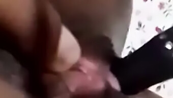 Adolescente Se Masturba Y Experimenta Un Orgasmo Con Dildo Durante Una Videollamada Con Su Novio