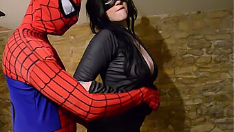 Curvy Catwoman Gibt Sich Mit Spidermans Netz Der Lust Hin