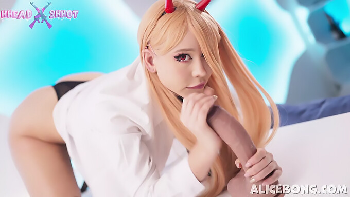 AliceBong menikmati seks anal yang brutal dengan zakar besar dalam cosplay!