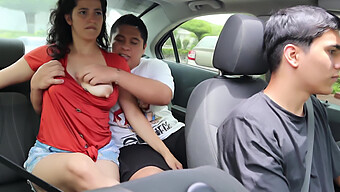 Casal Excitado Se Entrega A Sexo Apaixonado Em Um Carro.