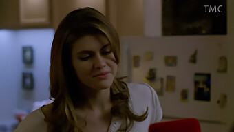 Alexandra Daddario V Vroči Seriji Hbo S Prizori Intenzivnega Poljubljanja