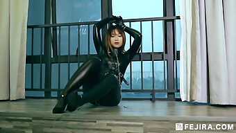 Expérience De Bondage Japonais Et D'Humiliation Avec Une Fille Captive En Latex