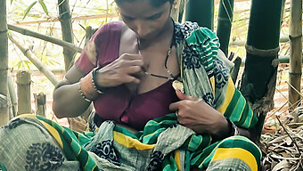 Istri Desa India Melakukan Seks Di Luar Ruangan Di Hutan