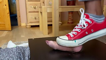 Немецкая Девушка Топчет И Мнёт Яйца Обувью Converse