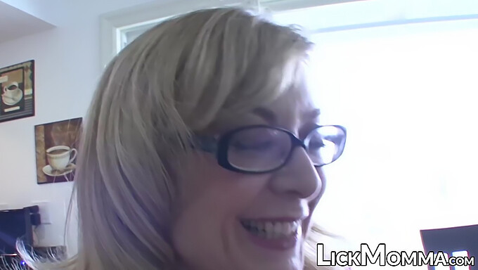 Rondborstige MILF Nina Hartley geniet van lesbische genoegens met haar jonge stiefdochter.