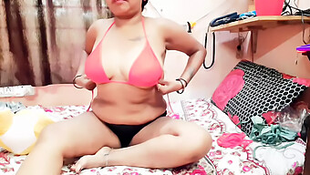 Asiatische Milf Zeigt Ihre Bikini- Und Dessoussammlung