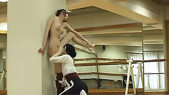 Instructor De Ballet Y Estudiante Se Involucran En Actividad Sexual En Un Dormitorio Japonés