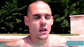 Deepthroat Oralsex I Swimmingpool