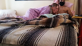 Ung Amerikansk Teenager I Pyjamas Giver Et Sensuelt Blowjob