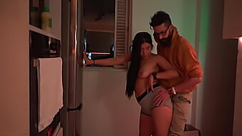 Una giovane e calda seduce Cipriani nella sua cucina per un sesso appassionato