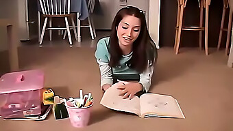 Chloé, Une Charmante Américaine De 18 Ans, Se Laisse Aller À Un Certain Plaisir Personnel Avec Ses Crayons.