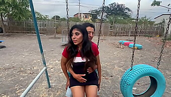 Nuestra escapada en un parque público: un trío caliente con mi pareja insaciable y un extraño lujurioso.