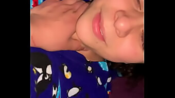 Novia Caliente Y Cachonda Disfruta Del Placer Oral De Su Pareja Mientras Sus Padres Están Fuera