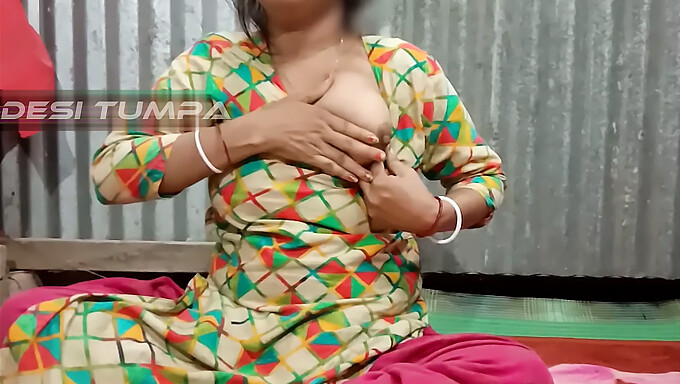 Desi Tumpa bhabhi在丈夫不在时展示她大而白皙的乳房和紧致的阴道