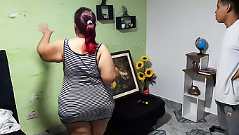 Uma Mulher Madura Convida Um Jovem Para Sua Casa Para Fazer Sexo Oral Nele.